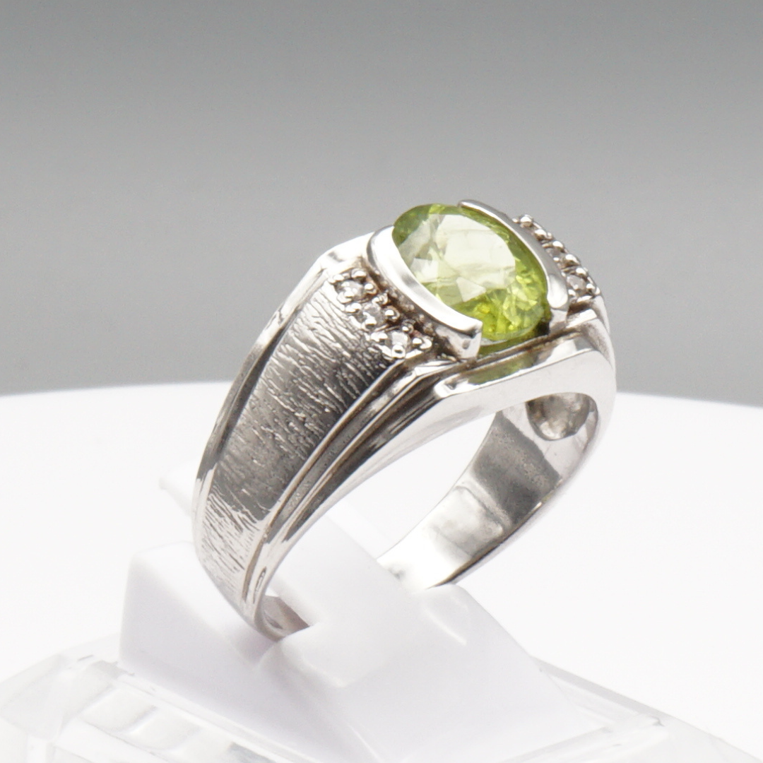 925 Silberring mit echtem Peridot und 6 Zikronia-Steinen